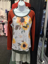 Load image into Gallery viewer, Womens sunflower Sweatshirt
